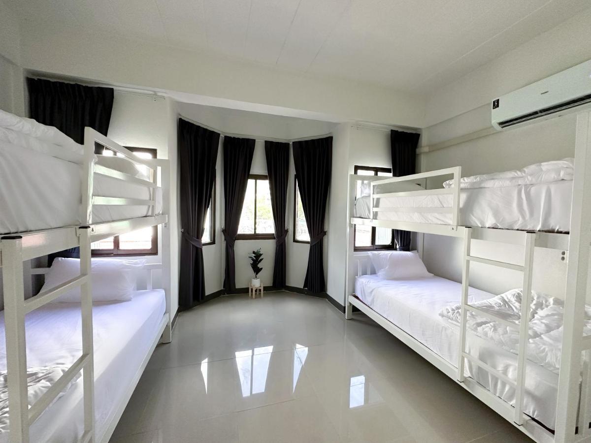 Montana Hotel & Hostel Phuket Karon Zimmer foto